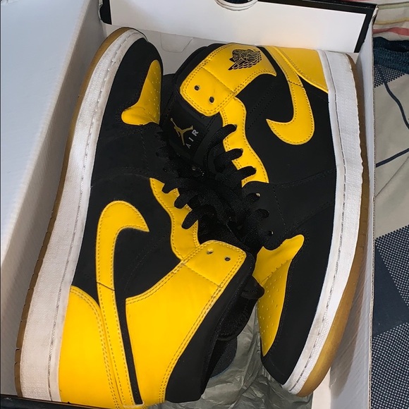 Black and yellow Jordan 1st - Picture 1 of 3